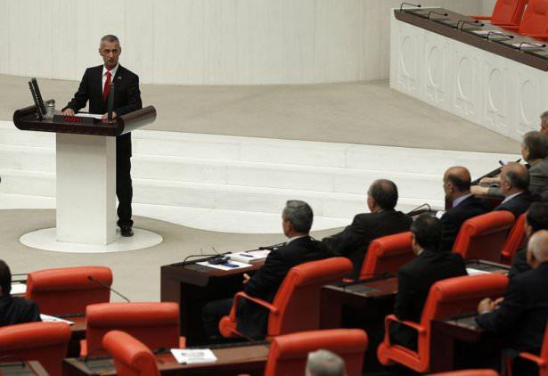 <p>MHP'li Engin Alan Meclis'e gelerek yemin etti ve vekillik g&ouml;revine resmen başladı</p>
