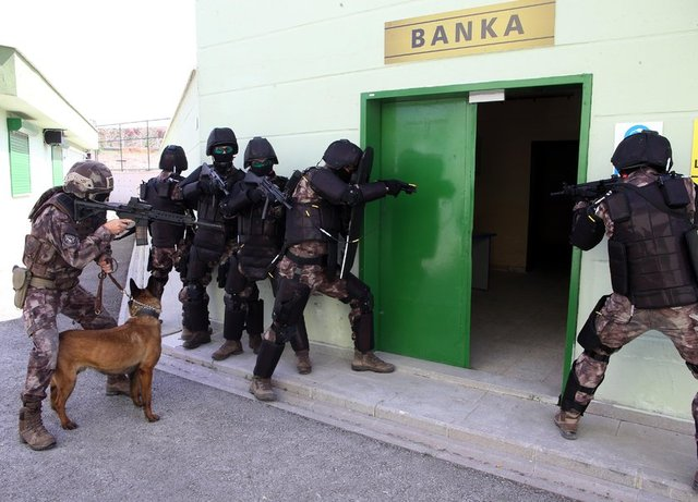 <p>Terörist grupla karşılaşılması halinde nasıl hareket edileceğine dair verilen arazi eğitiminde yeşil kıyafet giyenler, “kötü adamlar” yani olası teröristler olarak tanımlanıyor. Siyah kıyafetli olanlarsa Özel Harekât polisi, yani “iyi adamlar”... Köpek eğitim uzmanları, gri ve kabarık kıyafet giyiyor. Tam donanımlı teknik kıyafet giyenler, olası çatışmalarda gelebilecek kurşunlara karşı eğitim veren uzman kişilerden oluşuyor.</p>
<p> </p>