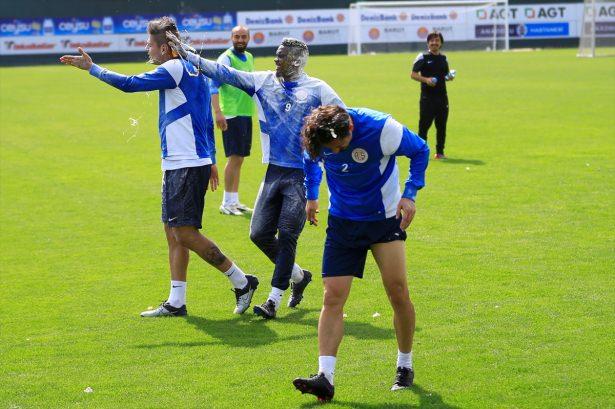<p>Eto’o, eline aldığı yumurtaları takım arkadaşlarının kafasında kırdı. Futbolcular arasında yumurtalı unlu savaş renkli görüntülere sahne oldu.</p>