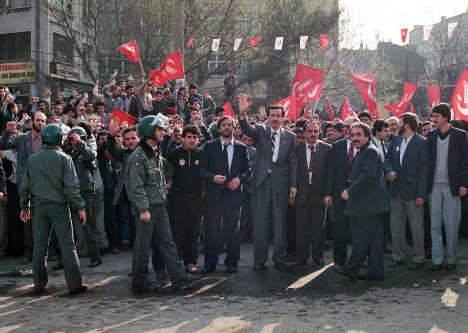 <p>Refah Partisi Genel Başkanı Necmettin Erbakan, 1998 yerel seçimleri çerçevesinde İstanbul'da miting yaptı ve ilçe başkanlıklarını ziyaret etti. (1 Mar 1989)</p>

<p> </p>
