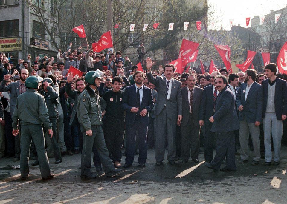 <p>Refah Partisi Genel Başkanı Necmettin Erbakan, 1998 yerel seçimleri çerçevesinde İstanbul'da miting yaptı ve ilçe başkanlıklarını ziyaret etti. (1 Mar 1989)</p>
<p> </p>
