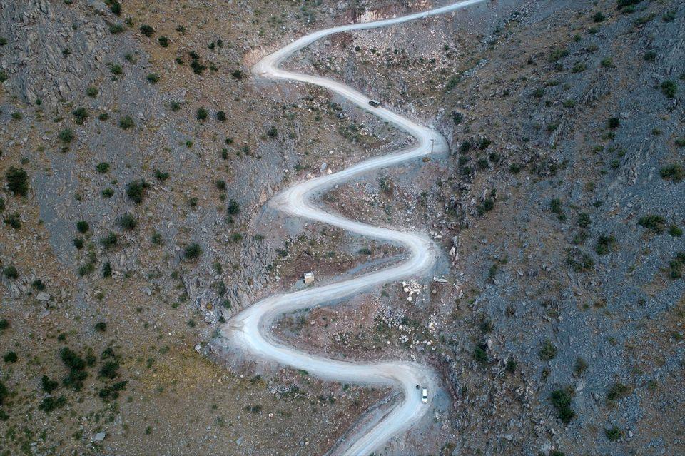 <p>"Yol yapım çalışmaları üs bölgesinin eteklerine kadar geldi ve tam zirveye ulaşana kadar devam edecek. Devletimiz bize her türlü imkanı sağlıyor. Yolun tamamlanan kısmına kadar gelen tüm erzağımızı, kurduğumuz teleferik sistemi ile zirvelerdeki üslerimize ulaştırıyoruz. </p>
