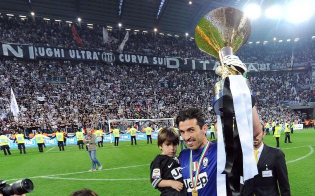 Serie A'da şampiyonluğunu daha önce garantileyen Juventus, evinde oynadığı ve Cagliari ile 1-1 berabere kaldığı maçın ardından şampiyonluk kupasını aldı.