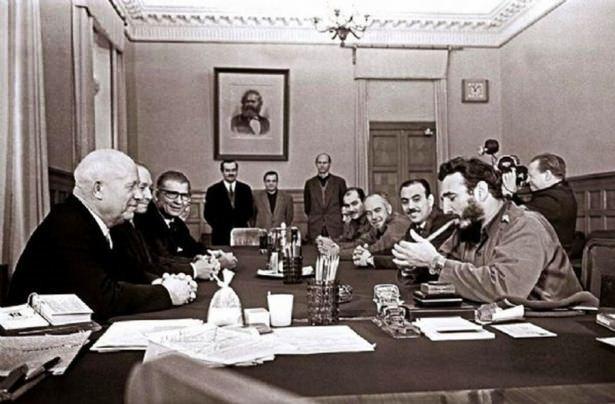 <p>Fidel Castro, meşhur purosu ve o yıllar statü sembolü olmayan 2 Rolex saatiyle Kruşçev ile toplantıda. Kremlin, 1963</p>
