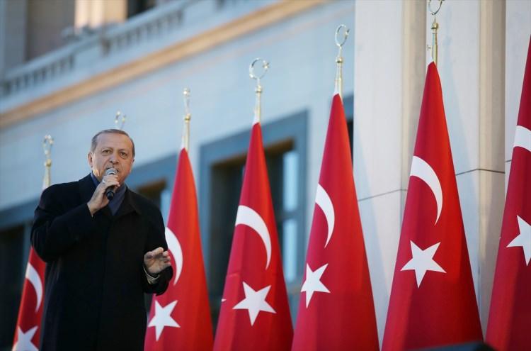 <p><strong>BİRİLERİ</strong></p>
<p>Türkiye Cumhuriyeti’nde, seçilmiş hükümet tarafından ilerleme için atılan adımlardan rahatsız olan kişi, kurum ve kuruluşları veya isminden bahsedilmesine tenezzül edilmeyen özneleri ifade etmek için kullanılan zamir.</p>
<p><span style="color:#FF0000"><strong>Cümle: "bu örgütleri birileri özellikle besleyip, silahlandırıp, yönlendirip Türkiye’nin üstüne salıyorlar."</strong></span></p>
<p><a href="http://video.haber7.com/video-galeri/90395-erdogan-birileri" target="_blank"><span style="color:#FFFFFF"><strong>VİDEOSUNU İZLEMEK İÇİN TIKLAYINIZ...</strong></span></a></p>