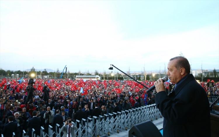<p><strong>BUNLAR</strong></p>
<p>AK Parti seçmenleri, AK Parti teşkilatı, ideolojisi ve iktidarının dışında kalan kişi, kurum ve kuruluşları işaret etmek için kullanılan ifade. Zamir.</p>