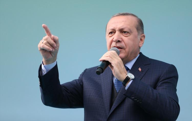 <p><strong>BÜYÜK OYUN</strong></p>
<p>Türkiye Cumhuriyeti Devleti ve hükümetinin bekasına ve türkiye’nin milli çıkarlarına tehdit oluşturduğu ifade edilen dış güçler tarafından kurgulanan kapsamlı ve uzun erimli plan. bu plan ile devlet yönetiminin anti-demokratik yollarla değiştirilerek devletin güçsüzleştirilmesinin hedeflendiği varsayılmaktadır. Sıfat tamlaması.</p>