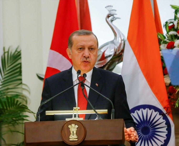 <p><strong>ÇAPULCU</strong></p>
<p>Düzene aykırı davranışlarda bulunan kişi ya da gruplara yönelik kullanılan küçümseyici bir ifade. isim.</p>