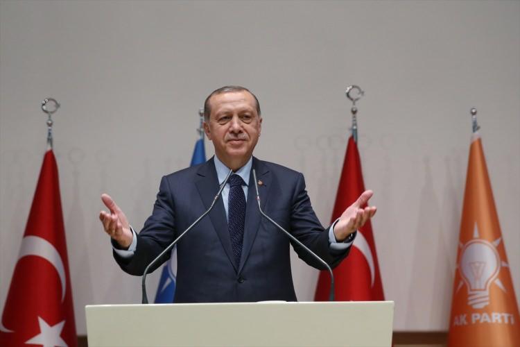 <p><strong>DANİSKASI OLMAK</strong></p>
<p>Farklı siyasi aktörler tarafından üstlenilen gündem başlıklarıyla ilgili konumu ifade etmek için kullanılan, ‘en önde gideni’, ‘âlâsı’ anlamına gelen söz öbeği. fiil.</p>
<p><span style="color:#FF0000"><strong>Cümle: “bu, medya manipülasyonunun ve ahlaksızlığın tam bir daniskası.”</strong></span></p>
<p><a href="http://video.haber7.com/video-galeri/90397-erdogan-daniskasi" target="_blank"><span style="color:#FFFFFF"><strong>VİDEOSUNU İZLEMEK İÇİN TIKLAYINIZ...</strong></span></a></p>