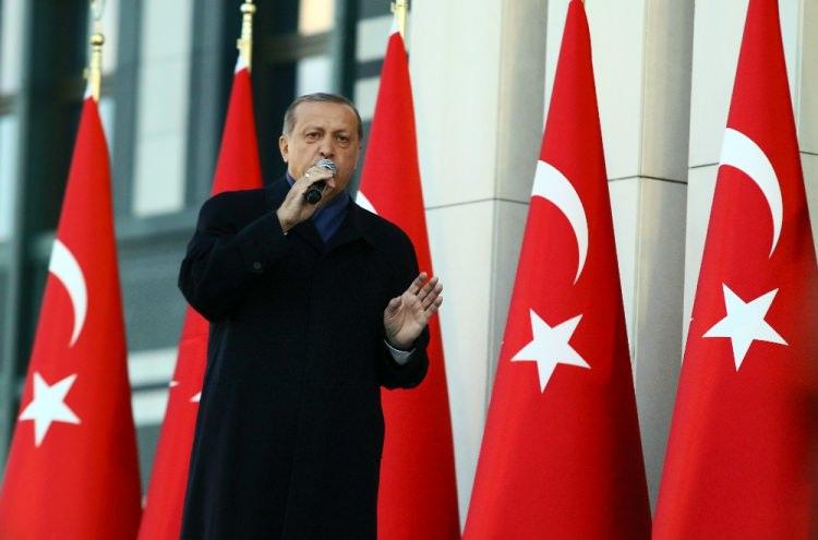 <p><strong>DAVA</strong></p>
<p>İçselleştirilen siyasi başlangıç noktası, istikamet ve ülkü belirtilirken kullanılan ifade. isim</p>