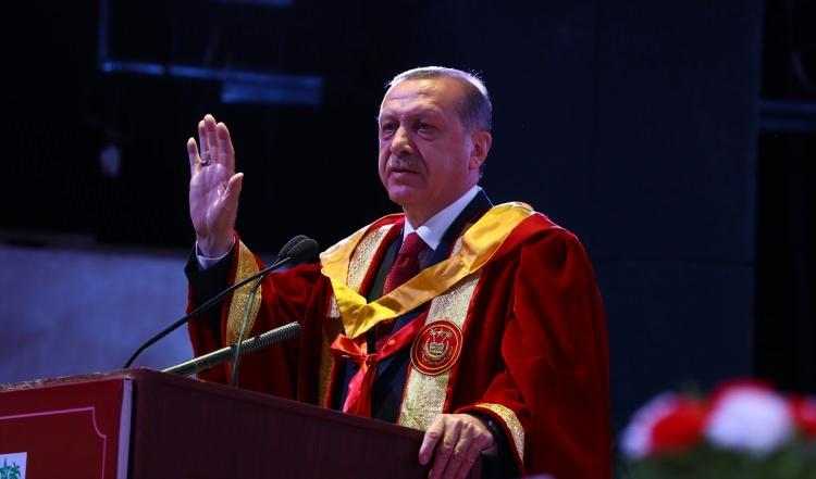 <p><strong>EN KALBİ</strong></p>
<p>Mitingler ve kamuya açık konuşmalardaki hitabet esnasında samimiyet vurgusunu artırmak amacıyla kullanılan ifade. sıfat.</p>