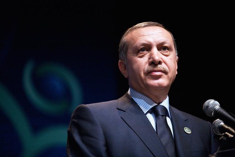 <p><strong>EYY!</strong><br />
Mitingler ve kamuya açık konuşmalarda rakiplere ve siyasi muhaliflere yönelik en sık kullanılan seslenme biçimi. nida. ünlem.</p>