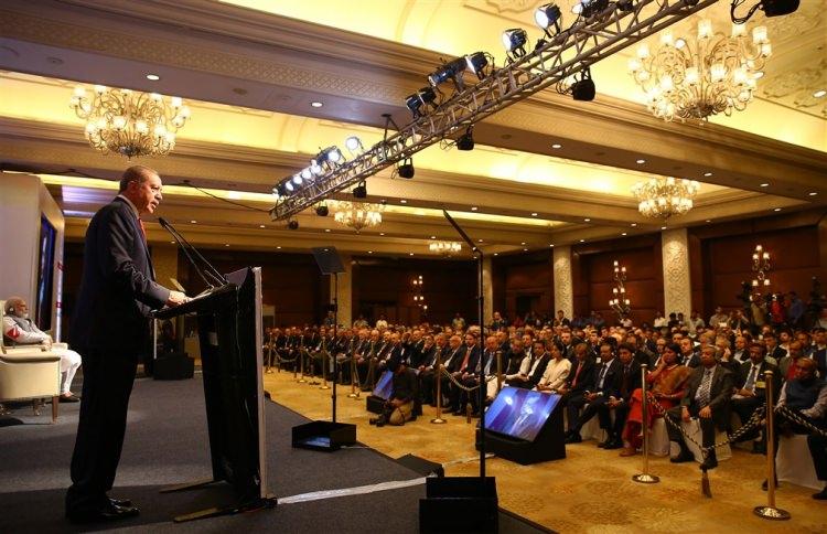 <p><strong>FAİZ LOBİSİ</strong></p>
<p>Yüklü döviz alım-satımı yaparak Türkiye ekonomisi üzerinden faiz geliri elde etmek için, Türkiye’yi istikrarsızlaştırması hedeflenen sokak eylemlerinin arkasında bulunan kişi, kurum ya da kuruluşlar. belirtisiz isim tamlaması.</p>
<p><span style="color:#FF0000"><strong>Cümle: “ve bu faiz lobisi şu anda borsada spekülasyonlara girmek suretiyle bizi tehdit edeceğini zannediyor.”</strong></span></p>
<p><a href="http://video.haber7.com/video-galeri/90398-erdogan-faiz-lobisi" target="_blank"><span style="color:#FFFFFF"><strong>VİDEOSUNU İZLEMEK İÇİN TIKLAYINIZ...</strong></span></a></p>