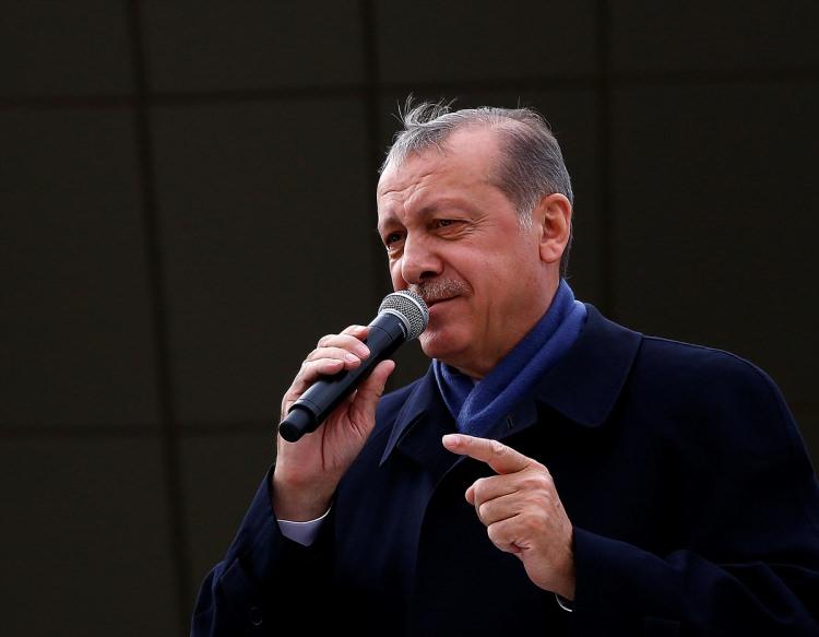 <p><strong>HANS</strong></p>
<p>Yaptıkları açıklamalar ve aldıkları kararlarla Türkiye Cumhuriyeti Devleti ve hükümetinin iç siyasetle ilgili kararlarına müdahale ettiği varsayılan, avrupa kıtası menşeli kişi, kurum ve kuruluşları tarif etmek için kullanılan sembol isim.</p>
<p><span style="color:#FF0000"><strong>Cümle: “16 nisan’dan sonra idam konusu meclis’e gelecek. (…) bana geldiğinde ben bunu onaylarım. corc ne der hans ne der ona bakmam.”</strong></span></p>
<p><a href="http://video.haber7.com/video-galeri/90399-erdogan-hans" target="_blank"><span style="color:#FFFFFF"><strong>VİDEOSUNU İZLEMEK İÇİN TIKLAYINIZ...</strong></span></a></p>
