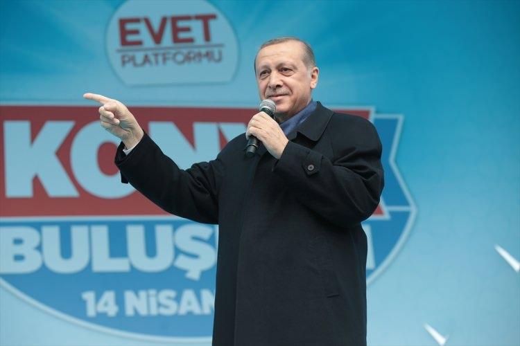 <p><strong>ELHAMDÜLİLLAH</strong></p>
<p>Mitingler ve kamuya açık konuşmalarda gururla edilen, “allah’a hamd olsun” anlamına gelen şükür ifadesi. ak parti iktidarı öncesi dönemde, söylemenin aşağılanma sebebi sayıldığı kelime.</p>