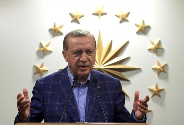 <p><strong>HAMDOLSUN</strong></p>
<p>Mitingler ve kamuya açık konuşmalarda gururla edilen şükür ifadesi.</p>