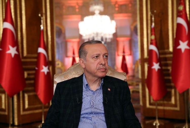 <p><strong>HELGA</strong></p>
<p>Yaptıkları açıklamalar ve aldıkları kararlarla türkiye cumhuriyeti devleti ve hükümetinin iç siyasetle ilgili kararlarına müdahale ettiği varsayılan, avrupa kıtası menşeli kişi, kurum ve kuruluşları tarif etmek için kullanılan sembol isim.</p>
<p><span style="color:#FF0000"><strong>Cümle: “Erzincan - Trabzon hızlı tren hattını da projelendirdik. helga hızlı trene binecek de Ayşem, Fatmam, Hasan’ım, Hüseyin’im neden binemesin.”</strong></span></p>