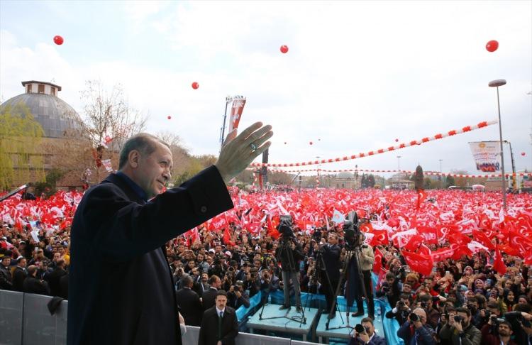 <p><strong>İLERİ DEMOKRASI</strong></p>

<p>AK Parti iktidarı altında türkiye demokrasisinin önündeki engellerin aşılarak getirildiği nokta. demokrasinin, hukukun, adaletin, hak ve özgürlüklerin çıtasının yükseltilmesi. sıfat tamlaması.</p>
