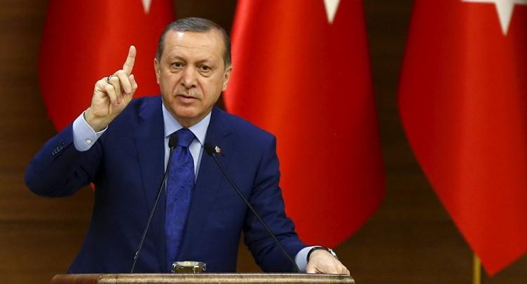 <p><strong>KİMSE KUSURA BAKMASIN</strong></p>

<p>Siyasi bir tartışma içerisinde bulunulan kişi, kurum ya da kuruluşa yapılacak eleştirilerin öncesinde kullanılan söz.</p>
