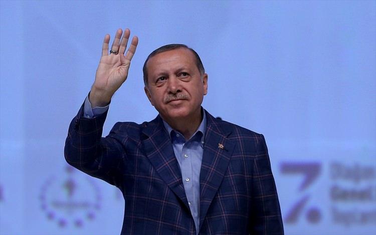<p><strong>MALUM ZAT</strong></p>

<p>Güncel siyasete yansıyan olay ve açıklamalara bahis olan siyasi figür ve muhatapları açık ad vermeden işaret etmek için kullanılan küçümseme ifadesi. sıfat tamlaması.</p>

<p><span style="color:#FF0000"><strong>Cümle: “Cumhurbaşkanlığı külliyesi’ni yaptık, demedik laf bırakmadılar. ben oraya gitmeyeceğim demişti malum zat, kuzu kuzu geldi.”</strong></span></p>

<p><a href="http://video.haber7.com/video-galeri/90400-erdogan-malum-zat" target="_blank"><span style="color:#FFFFFF"><strong>VİDEOSUNU İZLEMEK İÇİN TIKLAYINIZ...</strong></span></a></p>
