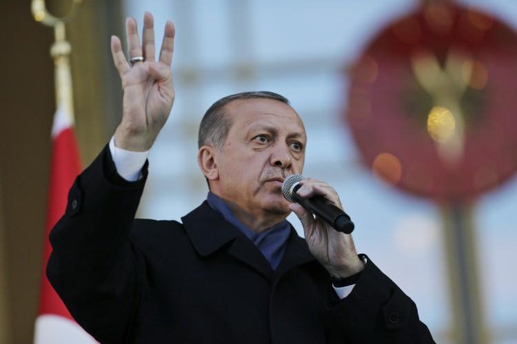 <p><strong>MARJİNAL</strong></p>

<p>Siyasi görüş, düşünce ve yaşam tarzıyla anaakımdan ayrılan kişi, kurum ve kuruluşlara yönelik ifade. uç, radikal. sıfat.</p>

<p><span style="color:#FF0000"><strong>Cümle: “bize bazı marjinal gruplar değil, bize millet hesap sorar.”</strong></span></p>

<p><a href="http://video.haber7.com/video-galeri/90401-erdogan-marjinal" target="_blank"><span style="color:#FFFFFF"><strong>VİDEOSUNU İZLEMEK İÇİN TIKLAYINIZ...</strong></span></a></p>
