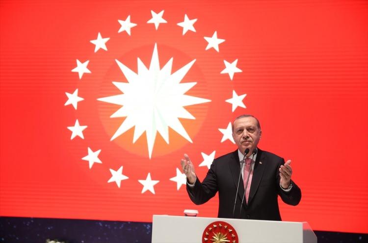 <p><strong>MİLLİ</strong></p>

<p>Türkiye Cumhuriyeti Devletine, devletin ideolojisine, türkiye toplumunun gelenek-göreneklerine ve coğrafyasına uygun özellikleri taşıyan. sıfat.</p>
