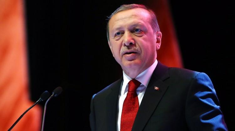<p><strong>MUHABBETLE</strong></p>

<p>Mitingler ve kamuya açık konuşmalarda veda edilen topluluk için dilenen neşe ve selam ifadesi.</p>

