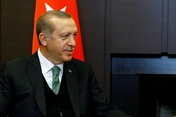 <p><strong>NOKTASINDA</strong></p>

<p>Hitabet ve demeç verilirken ‘hakkında’, ‘konusunda’ anlamında kullanılan, uzun cümlelerde duraksama yapmaksızın konuşmaya devam edebilmeyi sağlayan çok işlevli kelime.</p>
