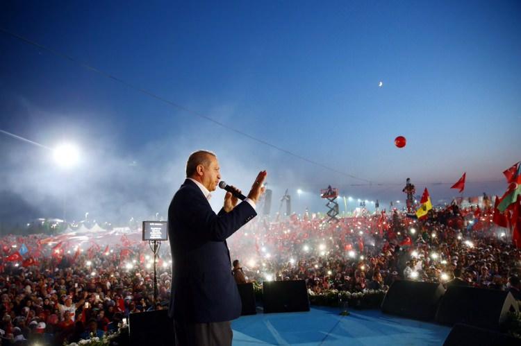 <p><strong>OKYANUS ÖTESİ</strong></p>

<p>Fethullah Gülen’in ikamet ettiği Amerika Birleşik Devletleri’nin Pennsylvania eyaletini işaret etmek için kullanılan ad aktarması. belirtisiz isim tamlaması.</p>

<p><span style="color:#FF0000"><strong>Cümle: “dünyanın dört bir yanından, okyanus ötesinden bu sürece destek veren tüm kardeşlerimi de kutluyorum.”</strong></span></p>

<p><a href="http://video.haber7.com/video-galeri/90404-erdogan-okyanus-otesi" target="_blank"><span style="color:#FFFFFF"><strong>VİDEOSUNU İZLEMEK İÇİN TIKLAYINIZ...</strong></span></a></p>

