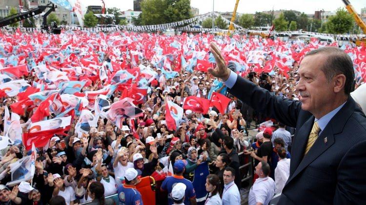 <p><strong>PENSİLVANYA'DAKİ ZAT</strong></p>

<p>Amerika Birleşik Devletleri’nin Pennsylvania eyaletinde ikamet eden Fethullah Gülen’i işaret etmek için kullanılan ad aktarması. sıfat tamlaması.</p>

<p><span style="color:#FF0000"><strong>Cümle: “hâlâ, bu pensilvanya’daki zat utanmadan, sıkılmadan ‘bu bir senaryodur’ diyor.”</strong></span></p>

<p><a href="http://video.haber7.com/video-galeri/90405-erdogan-pensilvanyadaki-zat" target="_blank"><span style="color:#FFFFFF"><strong>VİDEOSUNU İZLEMEK İÇİN TIKLAYINIZ...</strong></span></a></p>
