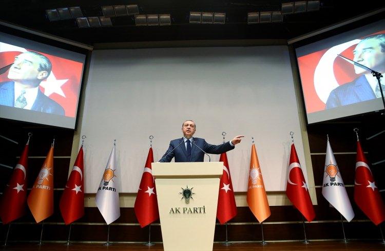 <p><strong>SANDIK</strong></p>

<p>Demokratik yönetimlerde seçmenin kararının tespit edildiği, siyasi anlamda sahip olunan gücün kaynağını teşkil eden yer, simge. milli iradenin tecelligâhı. isim.</p>

<p> </p>
