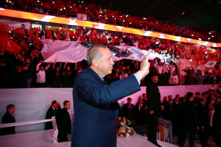 <p><strong>SURETİYLE</strong></p>

<p>Yolu ile, biçimi ile. zarf.</p>
