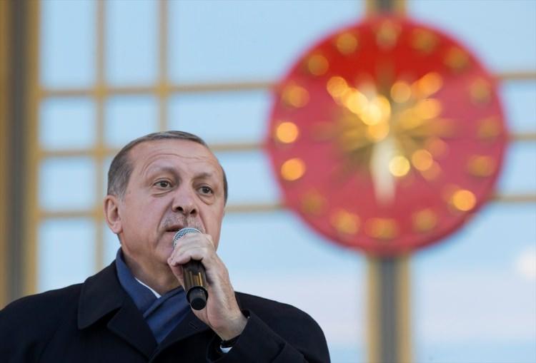 <p><strong>ŞEHADET ŞERBETİ</strong></p>

<p>Türkiye Cumhuriyeti Devleti ya da hükümetinin bekasına yönelik saldırılar veya devlet yöneticilerinin siyasi idealleri doğrultusunda alınan kararların doğrudan ya da dolaylı bir neticesi olarak hayatını kaybeden güvenlik görevlisi ya da sivil kimselerin içtiği varsayılan, sonunda şehitlik mertebesinin olduğu ölüm için kullanılan şiirsel ifade. belirtisiz isim tamlaması.</p>
