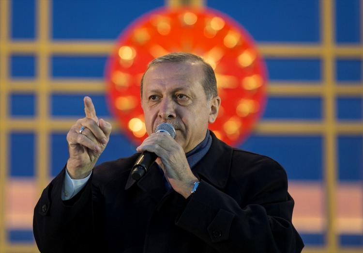 <p><strong>TEĞET GEÇMEK</strong></p>

<p>İki farklı geometrik cismin birbirlerine yalnızca bir noktadan temas ettiklerinde oluşan geometrik durumdan türetilen, iki öznenin veya durumun birbirlerine yalnızca bir noktada, sınırlı süreli temas etmesi ve etkilemesi durumu. fiil.</p>

<p><span style="color:#FF0000"><strong>Cümle: “bu kriz bizi teğet geçecek dedim, rahatsız olanlar oldu. aynı ifadede ısrar ediyorum. kriz bizi etkilemedi demiyorum ama en az bizi etkileyecek diyorum.” </strong></span></p>
