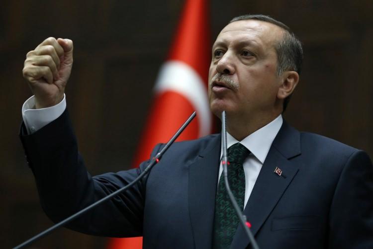 <p><strong>ÜST AKIL</strong></p>
<p>Türkiye Cumhuriyeti Devleti ve hükümetine karşı birtakım iç ve dış güçlerin oluşturduğu varsayılan ittifak. bu ittifakın, ‘büyük oyun’ aracılığıyla türkiye’nin milli çıkarlarına zarar verdiği ve stratejik olarak çıkarlarına aykırı olan isimlerin siyaset sahnesinden kaldırılması için faaliyetlerde bulunduğu farz edilir. sıfat tamlaması.</p>
<p><span style="color:#FF0000"><strong>Cümle: “üst akıl dediğim şey, her gün yeni şeytanlıklarla karşımıza çıkıyor. bölgemize yeni nifak tohumları ekmeye çalışıyor.”</strong></span></p>
<p><a href="http://video.haber7.com/video-galeri/90409-erdogan-ust-akil" target="_blank"><span style="color:#FFFFFF"><strong>VİDEOSUNU İZLEMEK İÇİN TIKLAYINIZ...</strong></span></a></p>