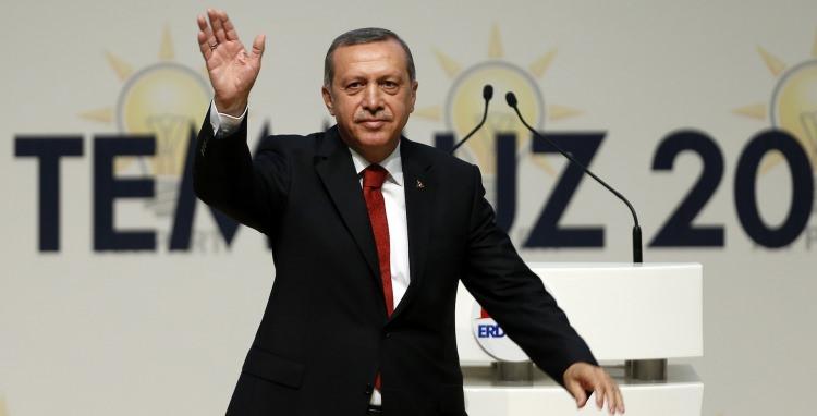 <p><strong>VELEV Kİ</strong></p>

<p>Siyaseten süregelen bir yaklaşıma ve konjonktüre karşı konum belirtilirken kullanılan, ‘öyle olsa bile’ anlamını taşıyan ve öncesinde kullanılan örneği geçersizlikle itham eden bağlaç.</p>
