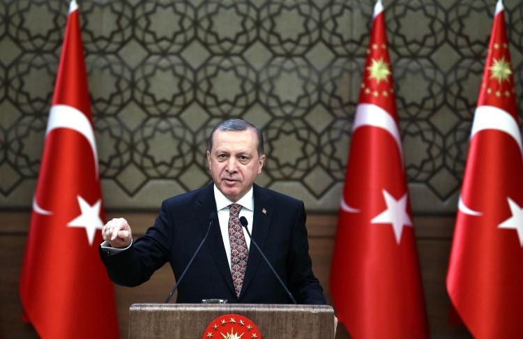 <p><strong>ŞER ODAKLARI</strong></p>

<p>Türkiye Cumhuriyeti Devleti, hükümeti ve demokrasisine karşı kötülükler yapmak gayesi ve faaliyeti içinde olan birtakım iç ve dış güçler. belirtisiz isim tamlaması.</p>

<p><span style="color:#FF0000"><strong>Cümle: “şer odaklarının tüm oyunlarına, tuzaklarına inat, inşallah yeni türkiye’nin inşasını hızlandıracak, 2023 hedeflerimize koşacağız.”</strong></span></p>

<p><a href="http://video.haber7.com/video-galeri/90406-erdogan-ser-odaklari" target="_blank"><span style="color:#FFFFFF"><strong>VİDEOSUNU İZLEMEK İÇİN TIKLAYINIZ...</strong></span></a></p>
