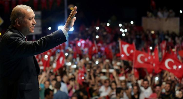 <p><strong>YENİ TÜRKİYE</strong></p>

<p>Milli iradenin güçlü bir devlet ve mutlak bir iktidar ile vücut bulduğu türkiye cumhuriyeti ideali. bölgesinde ve dünyada siyaseten güçlü, kendi siyasi geleceğini iç ve dış güçlerin yönlendirmesiyle değil, seçilmiş hükümeti ile tayin eden, eski Türkiye’nin sahip olduğu özelliklerden ve her türlü vesayetten arındırılmış olma. sıfat tamlaması.</p>
