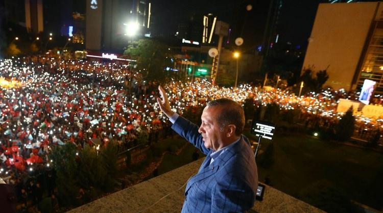 <p><strong>ÜÇ-BEŞ</strong></p>

<p>Siyaseten çoğunlukta olmayan kesimler tarafından gündeme getirilen ve kamuoyunun genel görüşünü yansıtmadığı düşünülen olay ve durumları nicellik üzerinden tarif ederken kullanılan azımsama ifadesi.</p>
