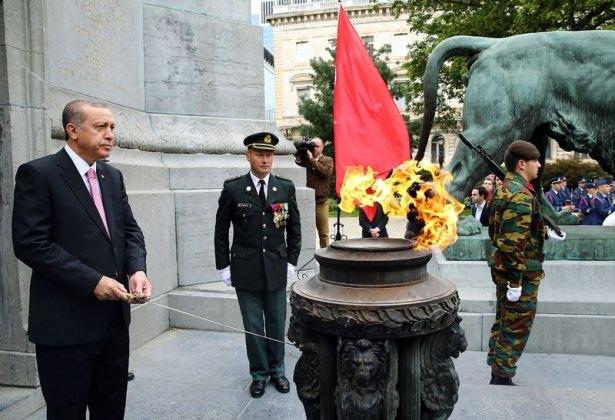 <p><strong>ATLI ASKERLER EŞLİK ETTİ</strong></p>

<p>Erdoğan ve eşi Emine Erdoğan'ın bulunduğu makam aracı, karşılama töreninin yapılacağı Kraliyet Meydanı'na atlı askerler eşliğinde geldi.</p>
