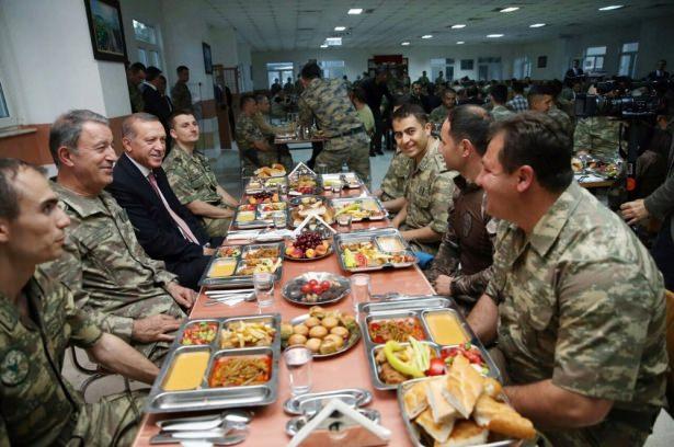 <p>Cumhurbaşkanı Recep Tayyip Erdoğan, bugün resmi programında bulunmamasına rağmen Mardin'e sürpriz bir ziyaret gerçekleştirdi.</p>

<p> </p>
