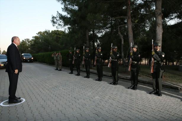 <p>Cumhurbaşkanı Erdoğan, Genelkurmay Başkanı Orgeneral Hulusi Akar ve komutanlarla birlikte askerlerle iftar yemeğine katıldı.</p>
