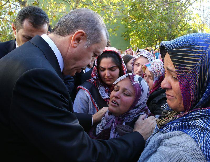 <p>Cumhurbaşkanı Erdoğan, vefat eden yakın arkadaşı Ak Parti Çatalca Eski İlçe Başkanı Engin Bilgin'in cenazesine katıldı.</p>

<p> </p>
