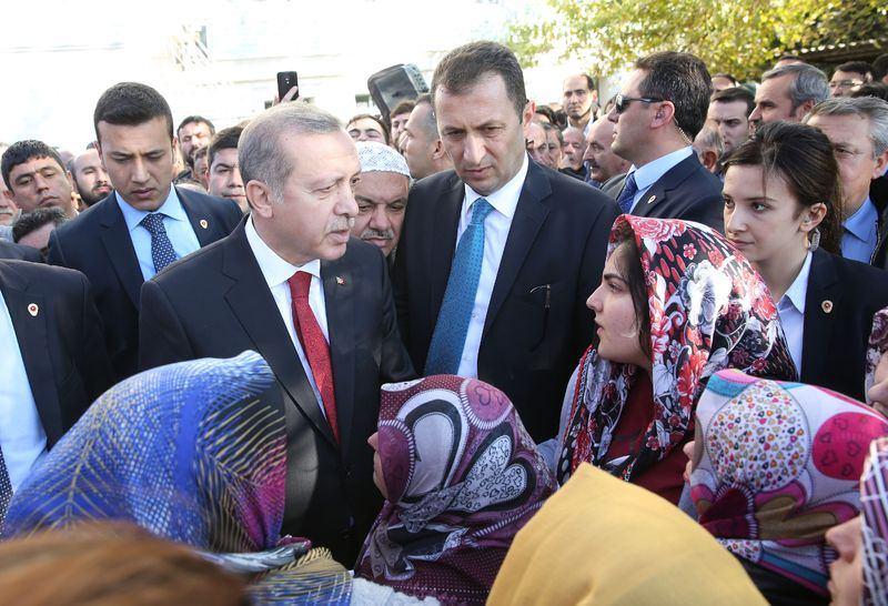 <p>Erdoğan, önceki gün vefat eden yakın arkadaşı Ak Parti Çatalca Eski İlçe Başkanı Engin Bilgin'in Gökçeali köyündeki cenaze namazını kıldı.</p>

<p> </p>
