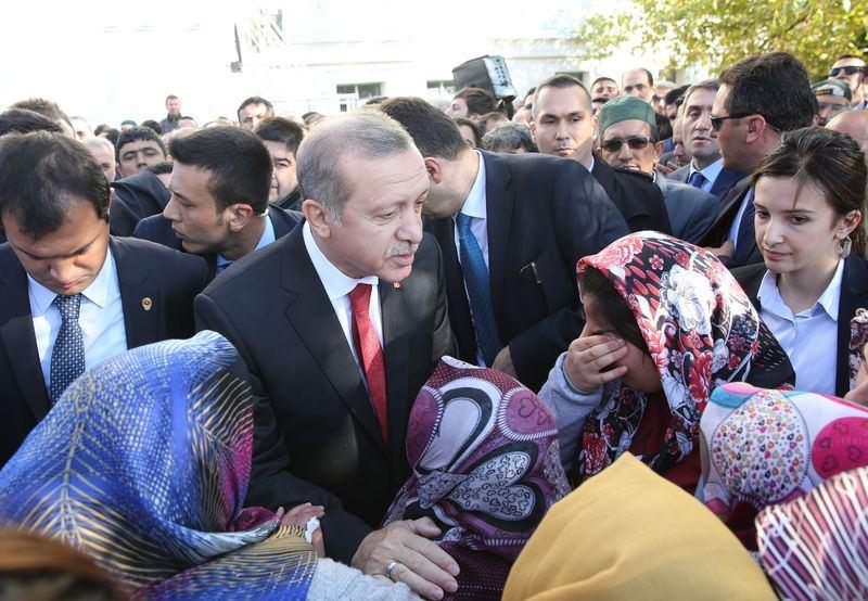 <p>Cenaze namazının ardından tabutu bir süre taşıyan Erdoğan aileye taziyede bulunduktan sonra köyden ayrıldı.</p>

<p> </p>

