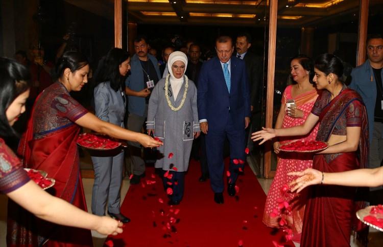 <p>Cumhurbaşkanı Recep Tayyip Erdoğan, eşi Emine Erdoğan ile birlikte resmi ziyaretlerde bulunacağı Hindistan'ın başkenti Yeni Delhi'de konaklayacağı otele geldi. Cumhurbaşkanı Erdoğan, otele gelişinde yöresel kıyafetli Hintli kızlar tarafından gül yaprağı dökülerek karşılandı.</p>
