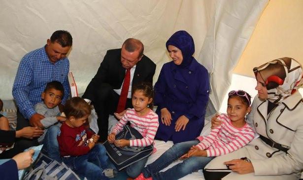 <p>Cumhurbaşkanı Recep Tayyip Erdoğan Gaziantep'in Islahiye ilçesinde bulunan Çadır kentte Suriyeli bir aileyi ziyaret etti.</p>
