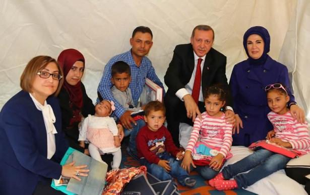 <p>Cumhurbaşkanı Erdoğan'a ziyaret sırasında Gaziantep Büyükşehir Belediye Başkanı Fatma Şahin de eşlik etti.</p>
