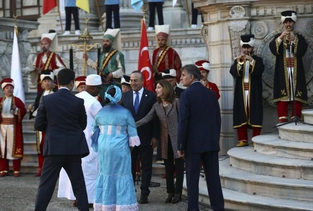 <p> </p>

<p>Cumhurbaşkanı Erdoğan ve eşi Emine Erdoğan ise mehter takımının çaldığı Devlet Marşı ile salona giriş yaptı. </p>

<p> </p>
