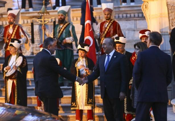 <p>Cumhurbaşkanı Recep Tayyip Erdoğan, Dünya İnsani Zirvesi'ne katılan heyet başkanları onuruna akşam yemeği verdi.  Erdoğan Dünya liderlerini mehterle karşıladı</p>
